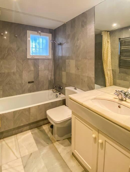 Alcazaba Beach Apartment Estepona Ngoại thất bức ảnh